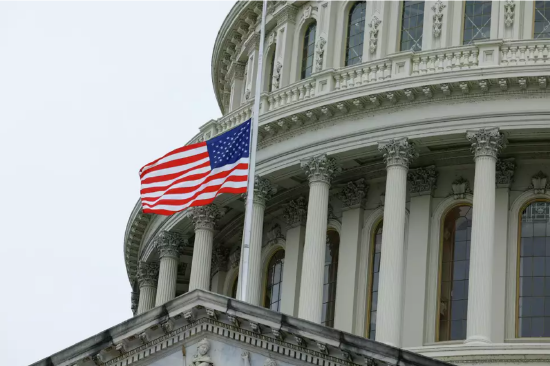 正规配资炒股网 美国国会大厦降半旗真相：纪念过世议员 与拜登无关